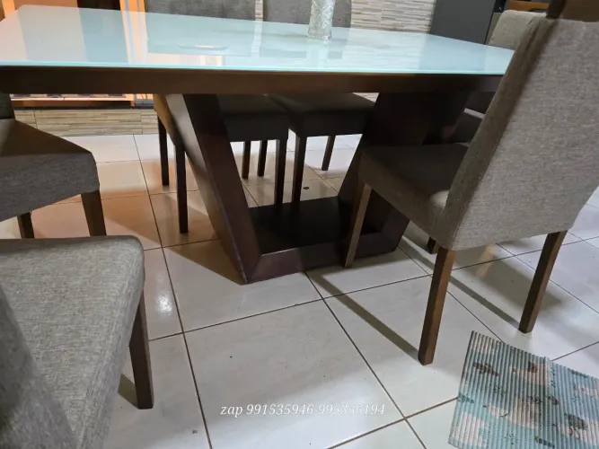 Mesa laqueada com 6 cadeiras
