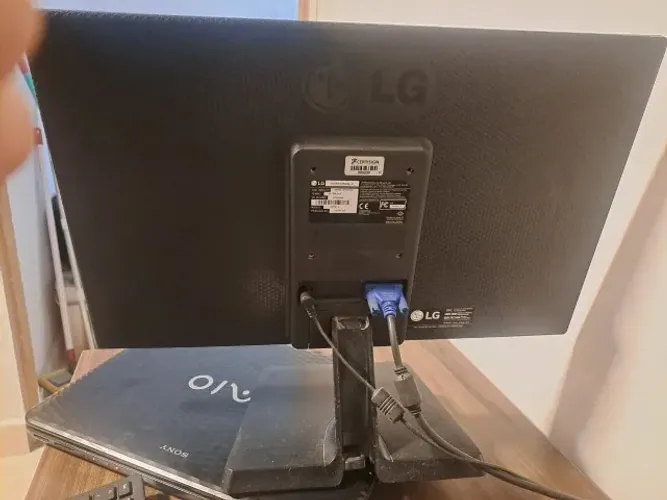 Monitor LG com Intel HD Graphics 4400, Resolução 1360×768, 60 Hz, RGB, SDR