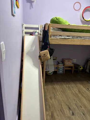 Cama infantil com escorregador