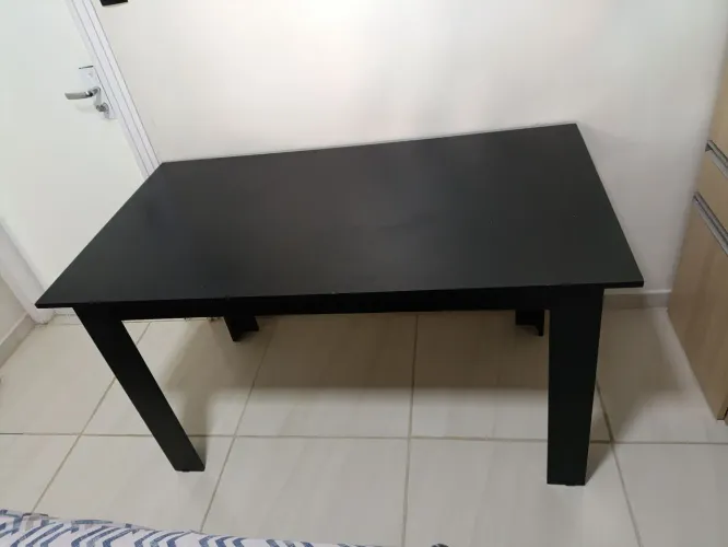 Vendo mesa de quarto lugares,semi nova.
