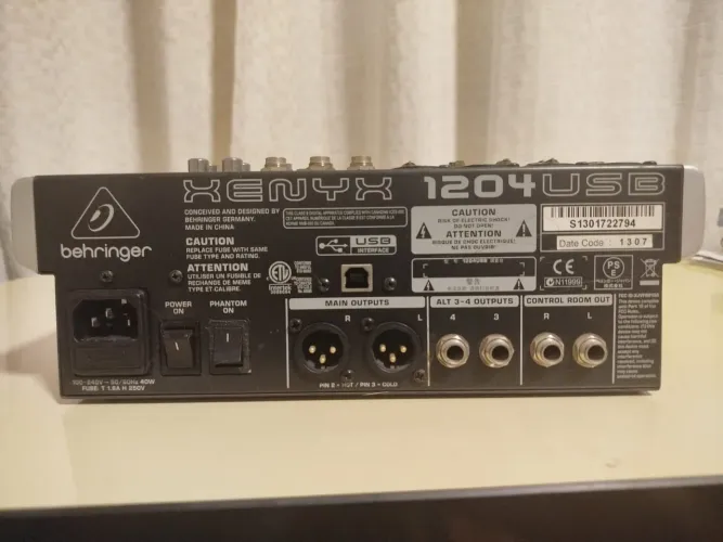 Mesa de som Behringer xenyx 1204 USB