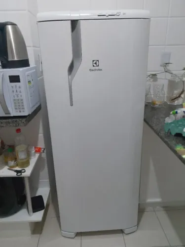 Geladeira Electrolux 240l