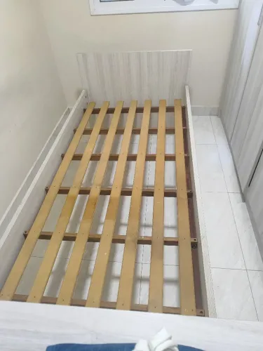Vendo cama de solteiro, feita em marcenaria