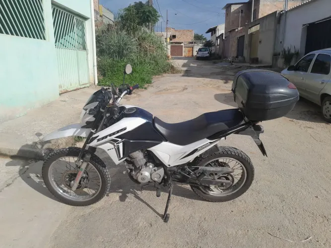 Honda bross 2022 versão top de linha.