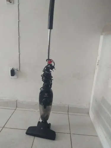 Aspirador de pó semi novo para venda.