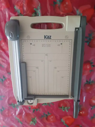 Guilhotina e Refiladora de Papel A4 Kaz - Completa e Seminovos
