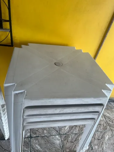Mesas e cadeiras 