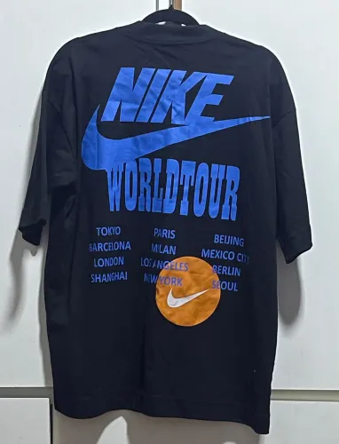 Camiseta Nike Sportswear "World Tour"