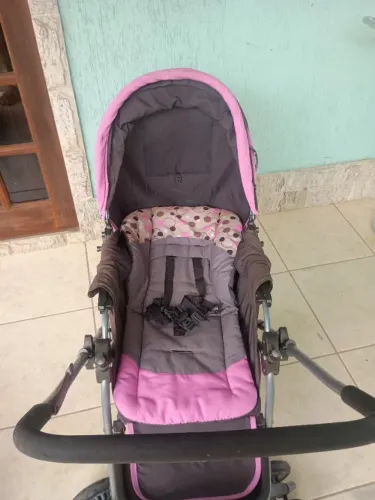 Carrinho de bebê com bebê conforto marca cosco