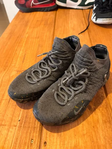 tênis Nike Zoom KD 11, modelo "Championship Gold Splatter"