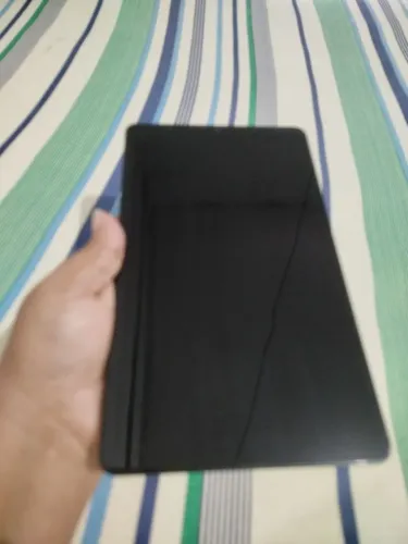 Tablet A9 com pequeno fio de cabelo que não interfere em nada 