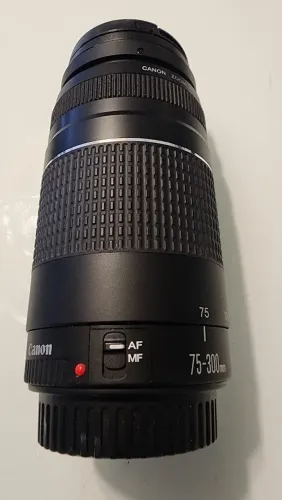 Canon EF 75-300mm F/4-5.6 III (Extra) *Usada somente em 38 cliques*