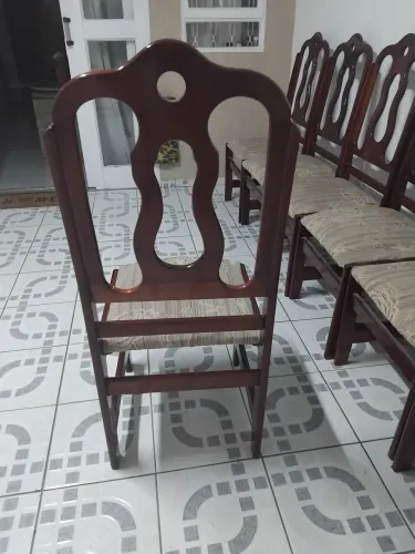 Oito cadeiras sala de jantar.