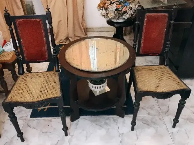 Linda Mesinha de Madeira com Duas Cadeiras Coloniais