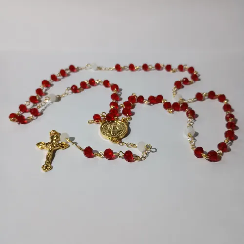 Terço com pedras vermelhas parte dourada folheada a ouro 52 cm de comprimento
