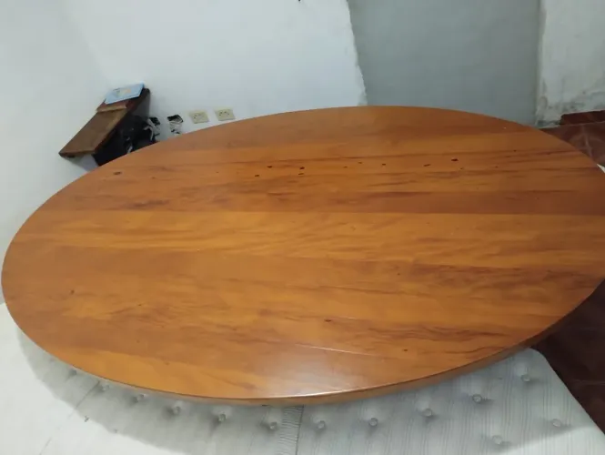 Mesa design oval com dois bancos circulares