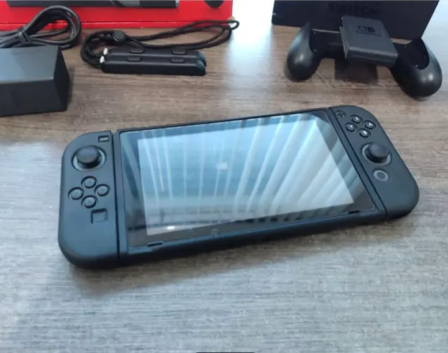 Nintendo Switch destravado + cartão de memória 64gb com jogos