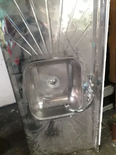 Pia de cozinha com torneira