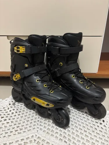 Patins Oxer Darkness Gold in Line Freestyle Abec 7 (número 42)