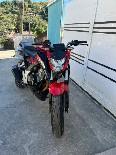 Moto Honda vermelha