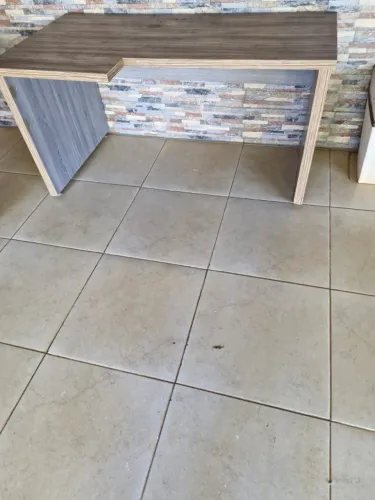 Linda mesa em MDF nova, perfeita para seu escritório ou ambiente de estudo. Design moderno