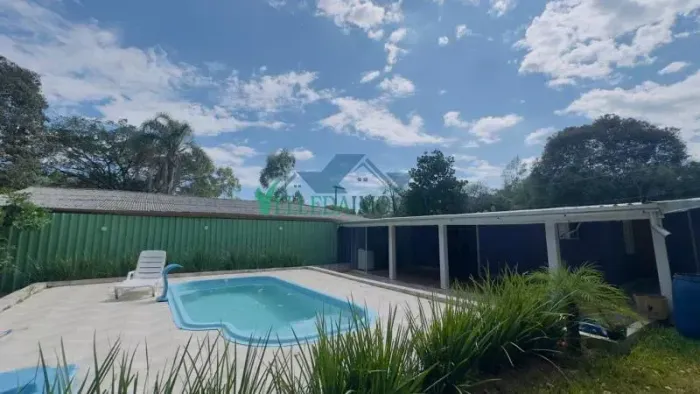 Sítio excepcional com casa nova, piscina e excelente área de lazer