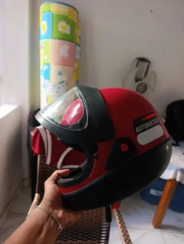 Capacete novo, usado 3 vezes, porem ta apertado.