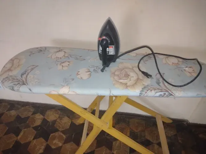 Ferro elétrico e tábua de passar