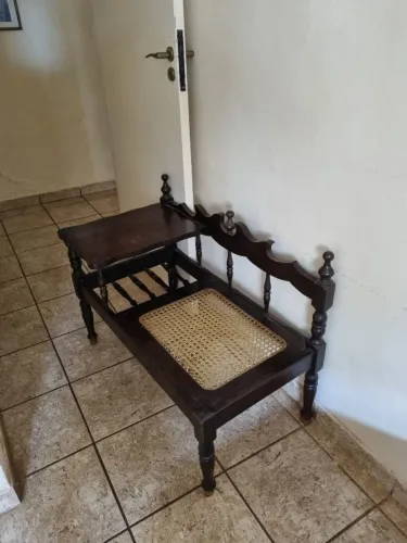 Cadeira com telefone na lateral