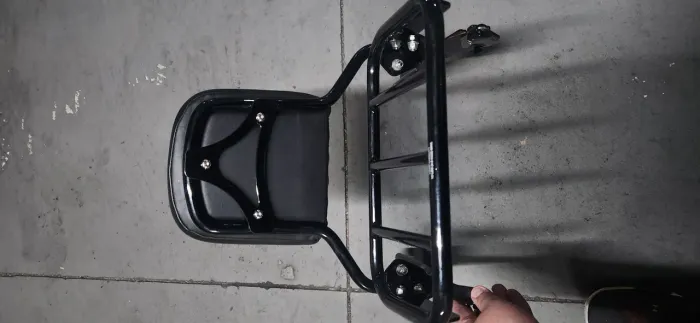Sissy Bar Original Harley-Davidson Softail 2018+ com Grelha Porta-Bagagem