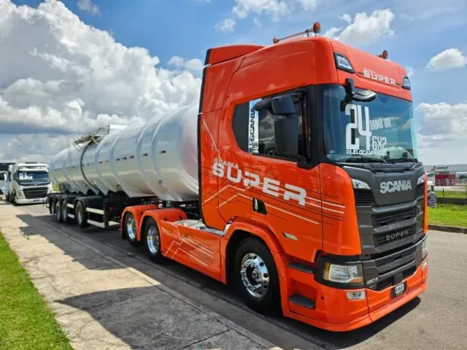 Scania R460 SUPER Tração 6x2 Ano 24 Baixo km + 4 Eixo Tanque Gotti Ano 25 Multisetas 