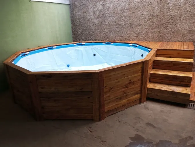 Piscina com deck pronta pra uso.