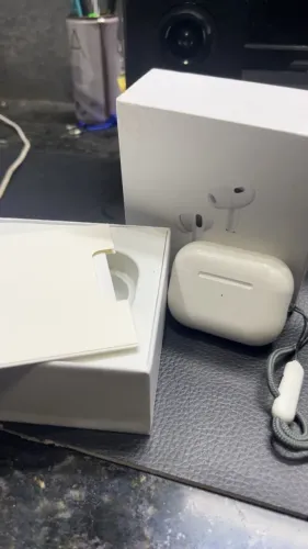 Air pods pro (segunda geração) semi novo, funcionando perfeitamente, com tudo na caixa.