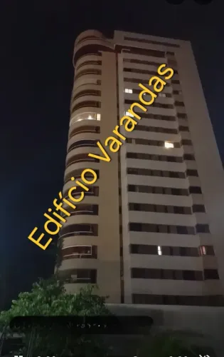 Edifício Varandas Ponta Negra, 4 suites, andar alto. 3 Vagas. A poucos metros da Praia