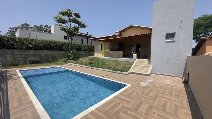 Chácara em Condomínio Fechado em Mairinque com Piscina e Pomar.