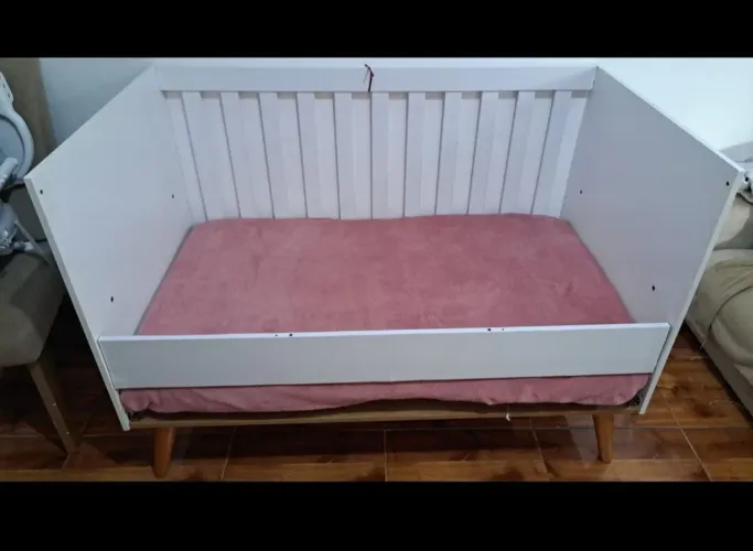 Berço que vira cama ja vai com colchão 