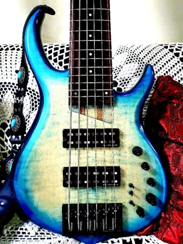 BAIXO MARCUS MILLER SIRE M7 . 6 CORDAS 