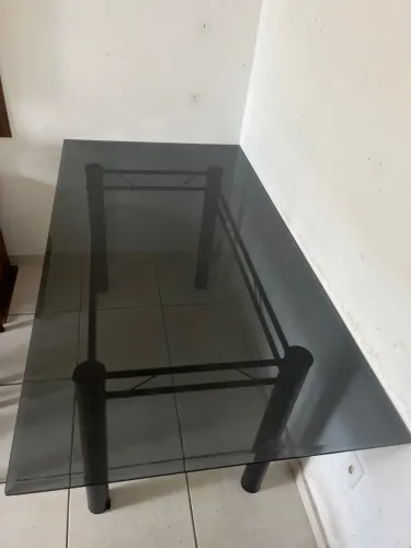Doa-se mesa de vidro 6 lugares , está em bom estado e é somente a mesa 