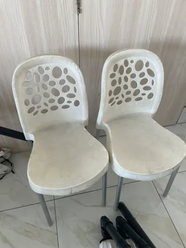 Cadeiras plásticas brancas com pés em alumínio