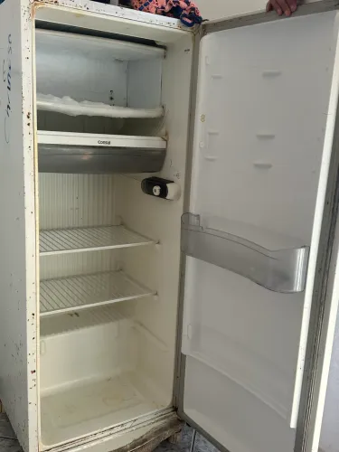 VENDO GELADEIRA FUNCIONANDO PERFEITAMENTE