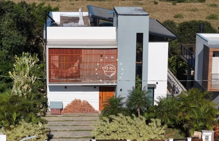 Casa mobiliada com 4 suítes, rooftop e vista para o mar na Praia da Gamboa, Garo