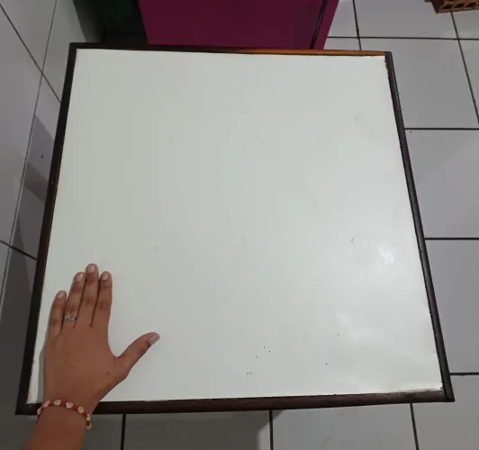 Mesa pequena de apoio/estudo usada