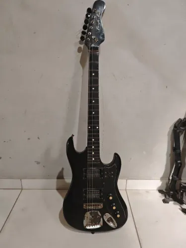 Guitarra Jennifer Magnus para restauração