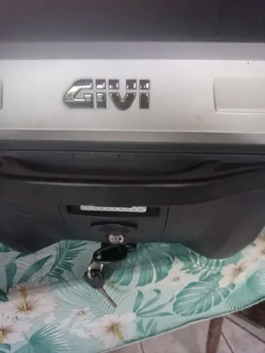 Vendo baú givi muito novo 35 litros