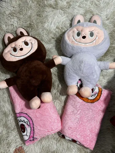 Urso labubu com manta
