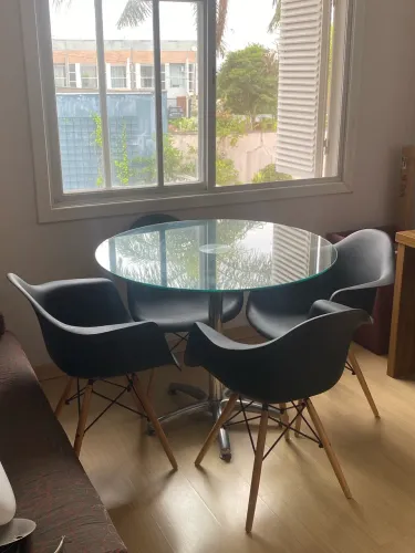 Mesa de vidro com 4 cadeiras