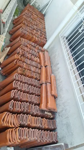 Vendo telhas de barro novas.