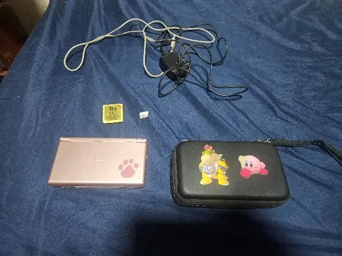 nintendo ds lite rosa com r4  e mais de 200 jogos com capa de transporte e caneta completo