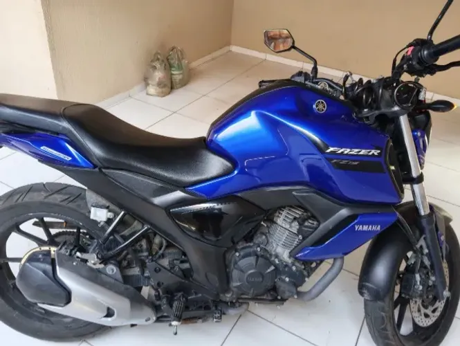 MOTO DE UMA MULHER - FZ150 / 2023-2024 - TODA QUITADA E SEM MULTAS