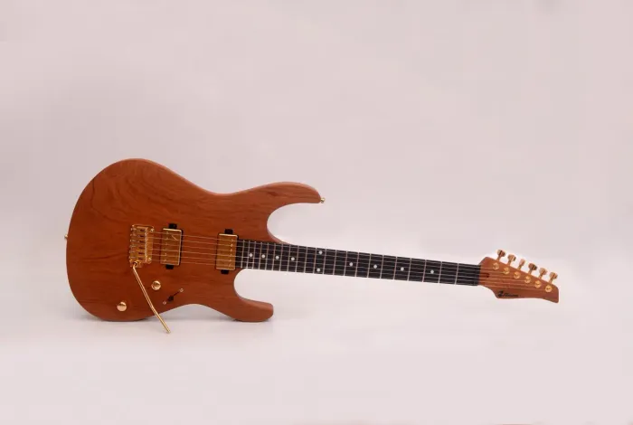 Guitarra R. Almino (Avalio TROCA POR BAIXO de qualidade equivalente)